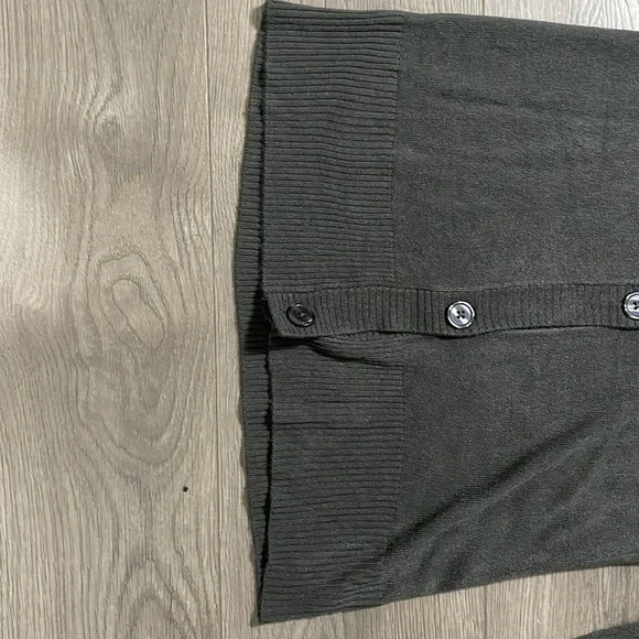 NWTG Lilac Bloom Buttoned women's long sleeve sweater, Size M - Picture 5 of 9